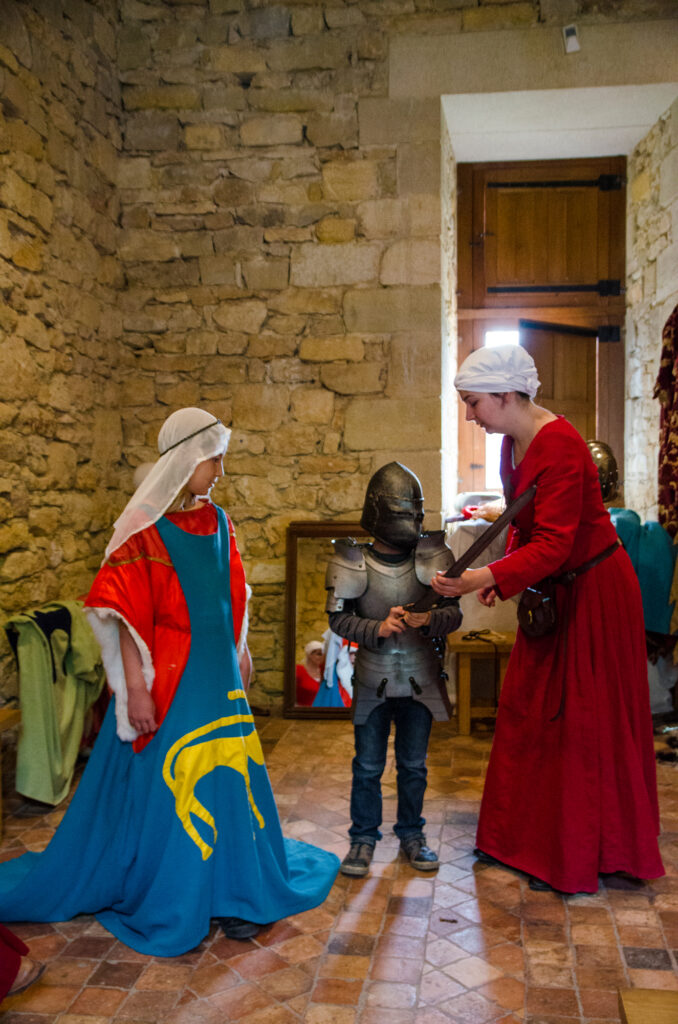 Château de Castelnaud - Essayage armure - ©Boutry
