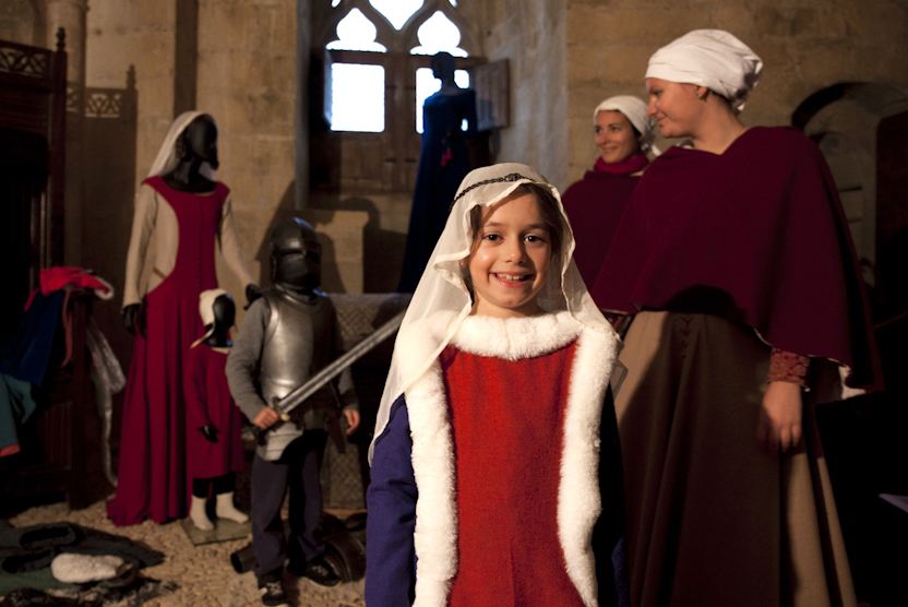 Probandose trajes medievales